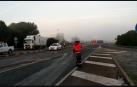 Un camión vuelca en la N-232 cortada, en Castejón