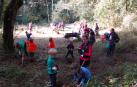 Instantánea de uno de los momentos de la jornada de trabajo voluntaria para mejorar el acceso a la gruta llevada a cabo por los escolares.