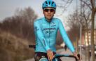 Óscar Rodríguez, con su nueva equipación de Astana y su bici Wilier, este martes en Pamplona.