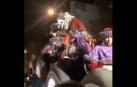 El rey Melchor, en la cabalgata de Terrassa, lanzando caramelos con fuerza.