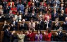 Pedro Sánchez (i), aplaudido por su grupo en el Congreso de los Diputados.
