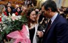 La diputada de Unidas Podemos Aina Vidal, que ha asistido a votar a pesar de estar enferma de cáncer, recibe el saludo de Pedro Sánchez