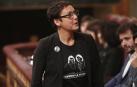 La diputada del ERC y hermana de la presa del Procés, Dolors Bassa, Montserrat Bassa, sube a la tribuna del Congreso.