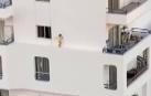 Imagen del video que muestra a la niña caminando por la cornisa de un edificio en Adeje.