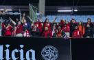 Un grupo de aficionados de Osasuna presencia el partido en Balaídos.