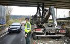 Imagen de la Guardia Civil regulando el tráfico tras el choque de la grúa -a la derecha- con el puente.
