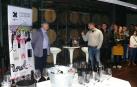 De izda. a dcha., Serafín Vicente (presidente) y José Ramón Aznar (enólogo) presentan los vinos de la bodega.