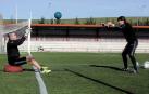 Rubén Martínez, trabajando en compañía de Richard Sanzol en uno de los campos de entrenamiento. El meta gallego ya se calza las botas y se pone los guantes.