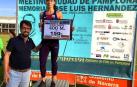 Geraxane Ussía, con Rodrigo Domínguez, tras su victoria en el Meeting Ciudad de Pamplona.
