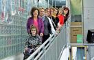 COMUNIDAD EDUCATIVA. De abajo arriba: la niña Carla Luri Ayuca (13 años), Belén Arróniz Orduña (cuidadora), Izaskun Adot Larumbe (vicepresidenta de la apyma), Begoña Irujo Asurmendi (especialista en Pedagogía Terapéutica), Charo Casas Oscoz (orientadora escolar), Paula Larumbe Oroz (enfermera), Merche Pascual Saenz (secretaria), Mari Carmen San Miguel García (directora) y Estíbaliz Alfaro Sada (tutora), en la rampa de acceso al gimnasio. El centro de educación especial público Andrés Muñoz Garde, en Iturrama, acoge a alumnos de Pamplona, comarca y la zona norte de Navarra.