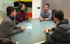 El consejero Eduardo Santos, la directora general de Políticas Migratorias, Patricia Ruiz de Irizar, Javier y Daniel en un momento de la reunión.