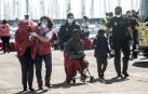 Efectivos de Salvamento Marítimo, Cruz Roja, la Policía y otros servicios de emergencia atienden a las 43 personas rescatadas en una patera a la deriva a 27 kilómetros de Lanzarote.