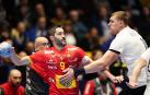 Ni las expulsiones logran frenar a España en su debut en el Europeo