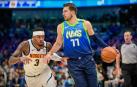 Doncic maneja el balón ante Torrey Craig.