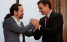 El candidato a la investidura, Pedro Sánchez (d), y el líder de Podemos, Pablo Iglesias (i), estrechan sus manos tras el acto de firma del acuerdo programático.