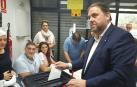 Momento en el que Oriol Junqueras, vicepresidente de la Generalitat, ha acudido a depositar su voto en un colegio habilitado para el referéndum catalán.