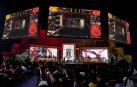 Los jugadores del equipo europeo "Fanatic" (d) se enfrentan al equipo chino "FunPlus Phoenix" (i), durante los cuartos de final del campeonato mundial de League of Legends en Madrid