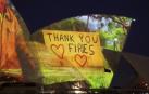 La Ópera de Sídney se ilumina en honor a los bomberos que luchan contra los incendios