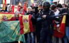 La concentración convocada este domingo por la plataforma 'España Existe' en la plaza del Ayuntamiento de Pamplona ha derivado en momentos de tensión al acercarse hasta el lugar alrededor de un centenar de personas que participaban en una movilización antifascista.