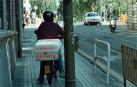 Un repartidor en moto