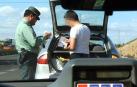 Un miembro de la Guardia Civil de Trafico pone una multa a un conductor por exceso de velocidad.