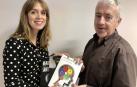 Entrega del lote de libros al suscriptor de Diario de Navarra Alberto Garayoa.