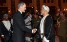El rey Felipe VI es recibido por el Sultán de Omán Haitham bin Tariq Al Said a su llegada al país