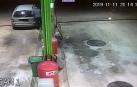 Imagen del ladrón repostando en una estación de servicio.