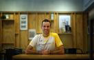 Javier Nagore sonríe en la cafetería Coffing de Pamplona, muy cerca de Larrabide, donde acude a entrenar a diario.