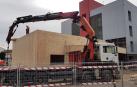Imagen de las obras de construcción del futuro salón de actos, con el actual centro cívico al fondo.