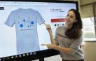 Catalina Puebla muestra la camiseta oficial del Día Europeo de las Lenguas de 2020 con su dibujo.