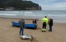 Parte del dispositivo que busca al hombre desaparecido durante la madrugada mientras faenaba en el mar por la zona del Puntal de Laredo (Cantabria).