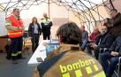 El conseller Miquel Buch (d) y Albert Ventosa, coordinador y responsable del dispositivo de bomberos (i) atienden a los medios de comunicación en el centro de coordinación avanzado desde donde ha informado de la evolución de los trabajos que se realizan en la petroquímica de Tarragona.