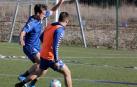 Iñigo Pérez disputa un balón en el entrenamiento de este miércoles