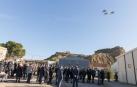 Asistentes a la celebración de la Virgen de Loreto del año pasado en el acuartelamiento de Bardenas ven pasar tres aviones.