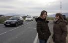 Ruth Quintero Hernández (a la izquierda) con Margarita Oricain, tras cruzar el vial.