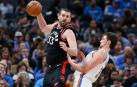 Marc Gasol defiende un balón en un partido de los Toronto Raptors