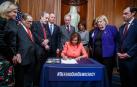 La presidenta de la Cámara de Representantes de EE UU, Nancy Pelosi, en el momento de la firma del pliego de cargos.