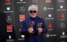 El director de cine Pedro Almodóvar posa con los premios Feroz recibidos por 'Dolor y gloria'