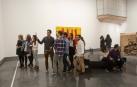 Visitantes en la sala Tàpies del Museo Universidad de Navarra