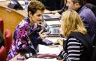 Foto de María Chivite conversando con Arantza Biurrun.
