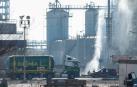 Un camión cisterna en el lugar del accidente en la empresa petroquímica IQOXE