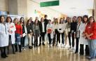 Grupo de alumnos del IES Valle del Ebro junto al personal sanitario del Hospital Reina Sofía.