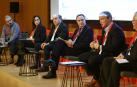 Participantes de la mesa organizada por la Fundación Industrial, donde diferentes empresas expusieron sus experiencias. De izquierda a derecha: José Antonio Yeregui (director general de Industrias Laneko), Margarita Sánchez (directora general de Amimet), Julián Jiménez (director de fábrica de SKF Española), Juan Carlos Franquet (Clave Mayor, moderador), Juan Manuel Gorostiaga (gerente de Mutua Navarra) y Alfonso Antoñanzas (director general de Exkal).
