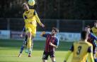 Un jugador del Izarra cabecea el balón en el partido de este sábado ante el Leioa.