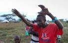 Steven Leto, del poblado Tungai Manyatta, en Kenia, recrea la invasión de las langostas.