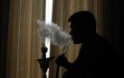Una persona fuma con cachimba.