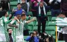 Los jugadores del Real Betis Carles Aleñá (i) y el brasileño Emerson, celebran el gol de Joaquín Sánchez (d) ante la Real Sociedad.