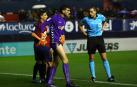 Sergio Herrera se lleva la mano al muslo derecho. Jugó lesionado desde el minuto 10, al tapar una internada de Enes Ünal.