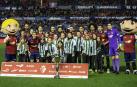 El once de Osasuna se fotografía con las jugadoras de Paz de Ziganda, campeonas del Interescolar.